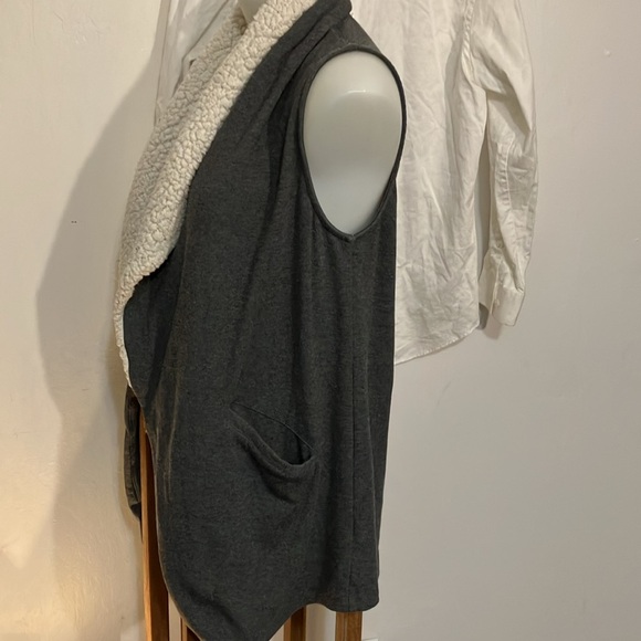 Sweater vest with faux fleece collar Large - Picture 6 of 8